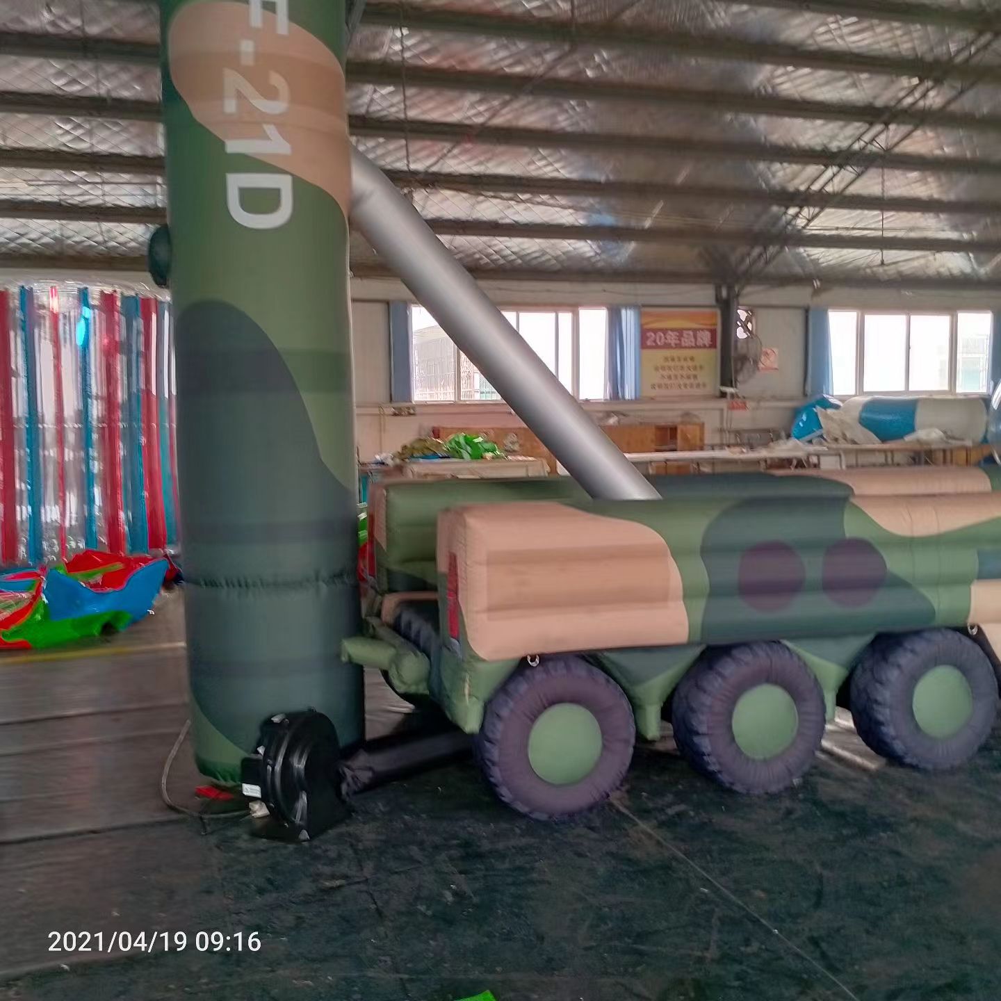 牧野军事演习中的充气目标车辆：模拟发射车雷达车坦克飞机
